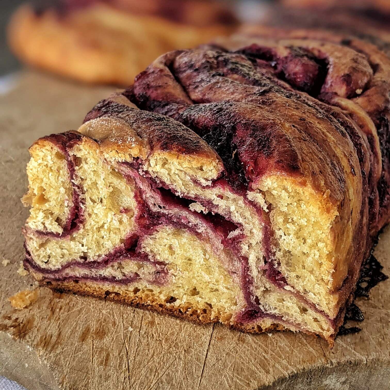 Brioche garnie coupée, mie marbrée de confiture